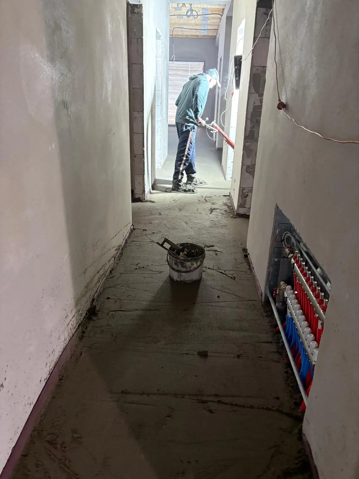 Mapa Polski i posadzkarz przy pracy - zasięg działania firmy