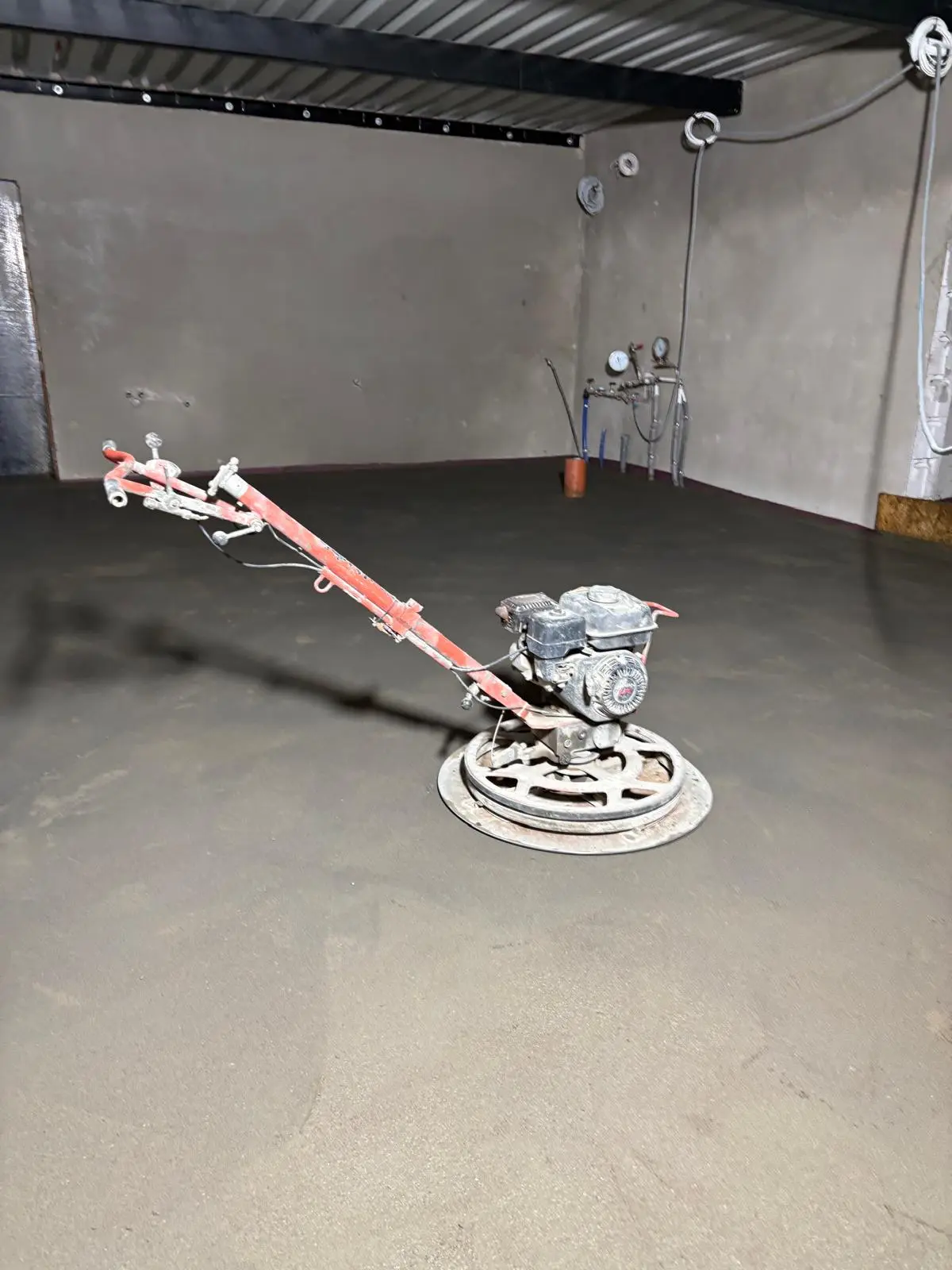 Zbliżenie na idealnie zatartą posadzkę betonową