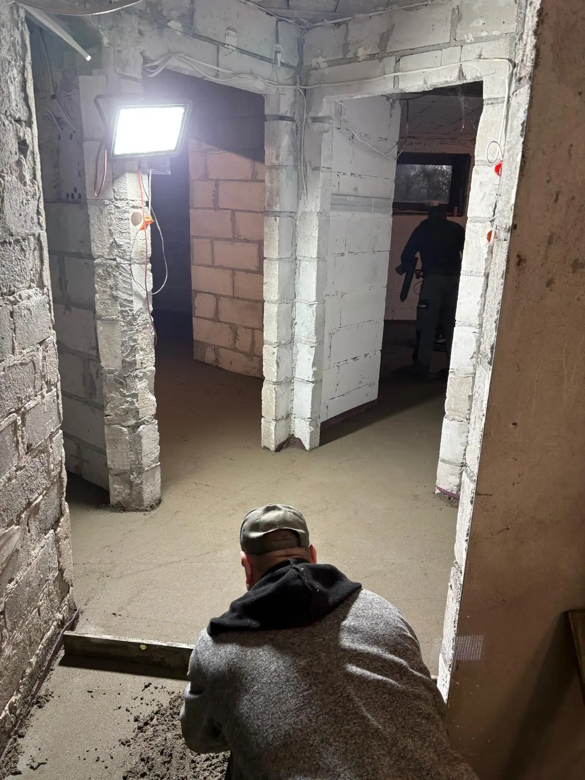 Posadzki przemysłowe Poznań, beton zacierany, hala magazynowa