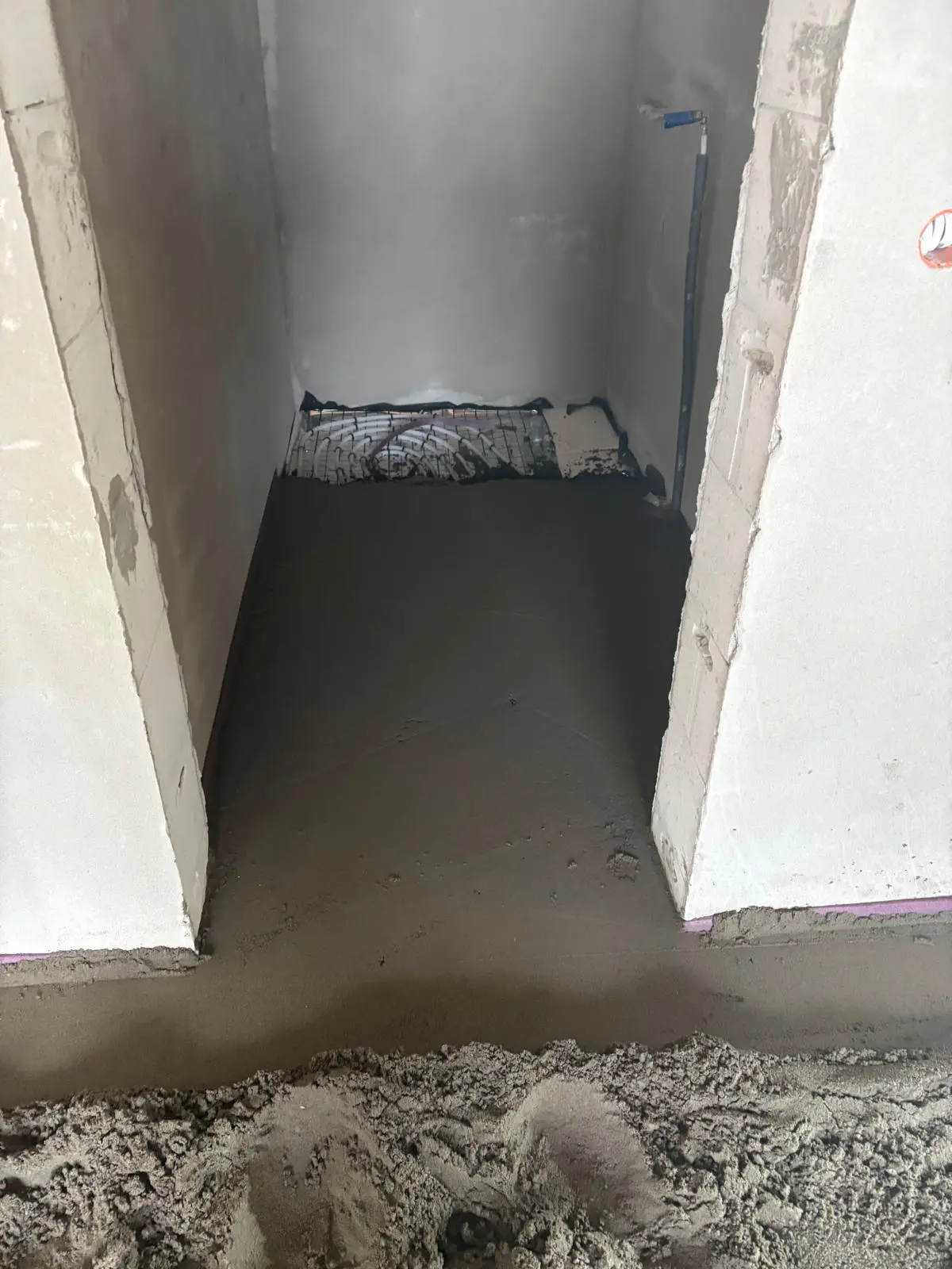 Pracownicy firmy ZAMBUD zacierający beton maszynowo