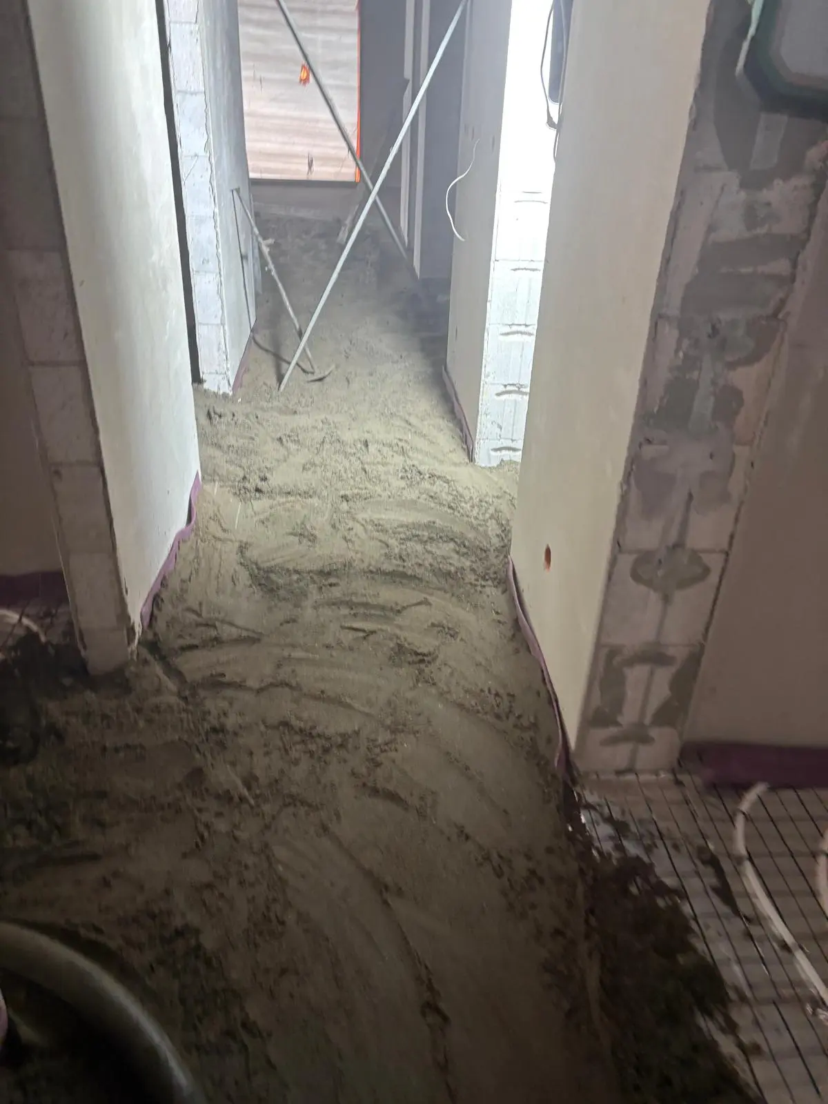 Wnętrze domu jednorodzinnego ze świeżą wylewką betonową