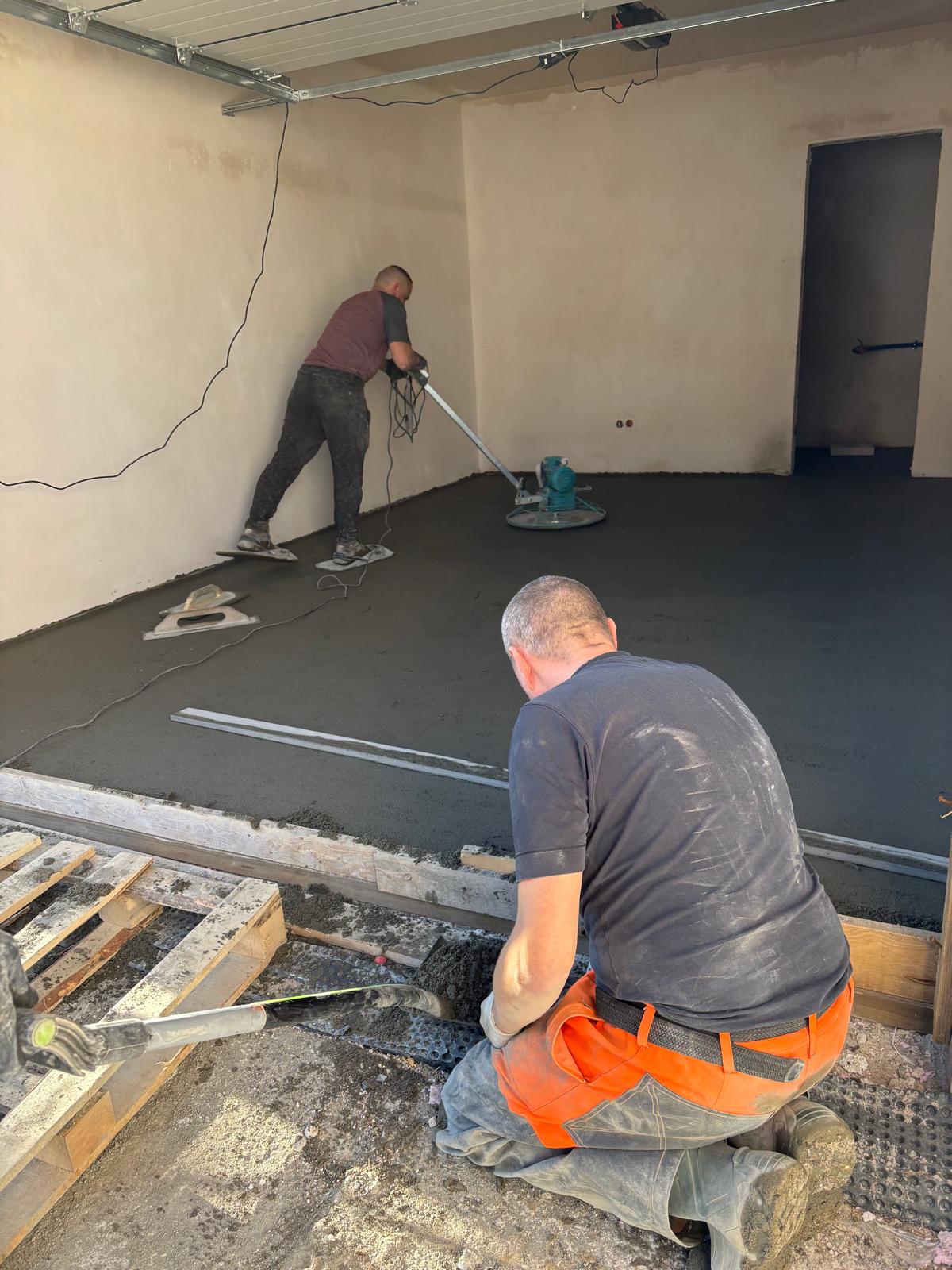 Samochód dostawczy na budowie